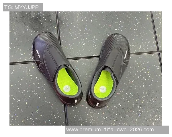 耐克女童足球鞋轻便舒适助力小女孩快乐奔跑与成长