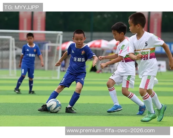 站在足球上的梦想与坚持见证青春的无限可能